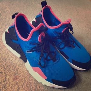 I am selling my size 8.5 Nike huaraches!